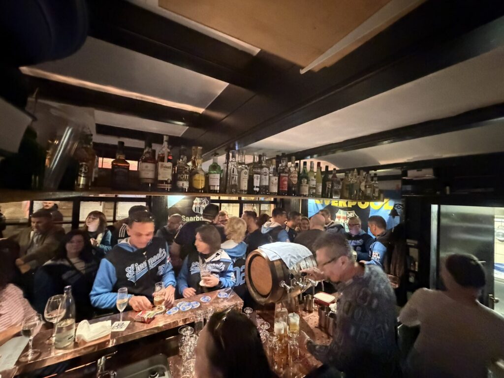 Gäste feiern an der Bar im Schnokeloch am St. Johanner Markt