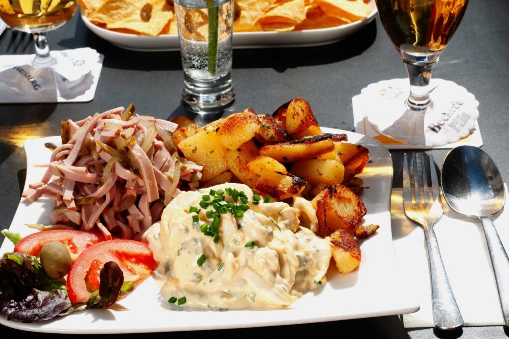Saarländisches Zweierlei mit Worschsalat, Eiersalat und Bratkartoffeln im Schnokeloch Saarbrücken