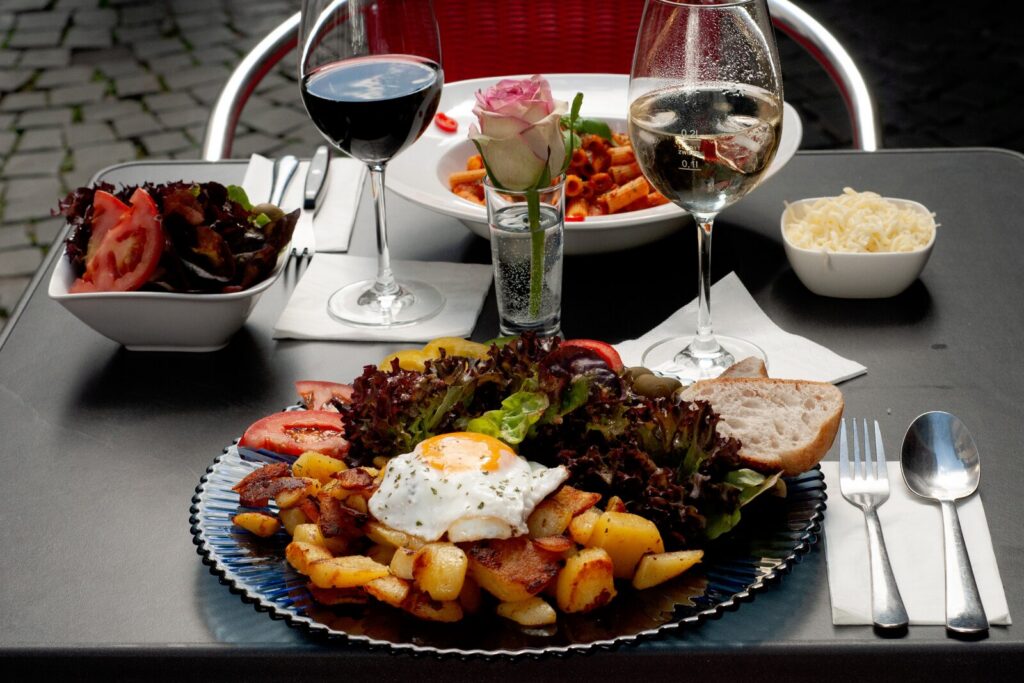 Salat mit Bratkartoffeln und Spiegelei im Schnokeloch Saarbrücken